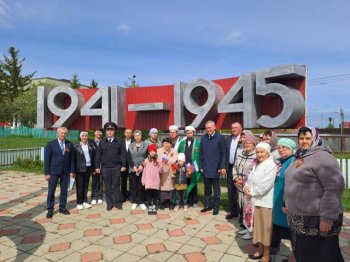 Тожественное возложение цветов в День Победы