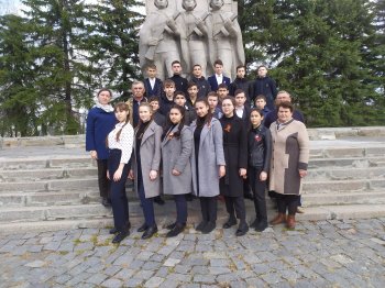 Юнармейцы несут Вахту памяти на Холме Славы