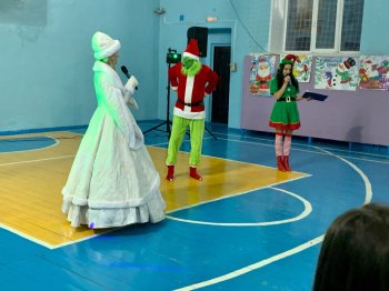 Новогодний праздник вокруг елки
