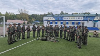 Юноши проходят курс обучения военной службе