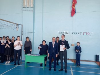 Торжественная линейка, посвящённая началу четверти